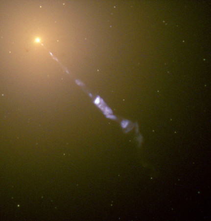Snimak aktivnog galaktičkog jezgra koje izbacuje mlaz plazme, Habl Teleskop (Hubble Space Telescope)