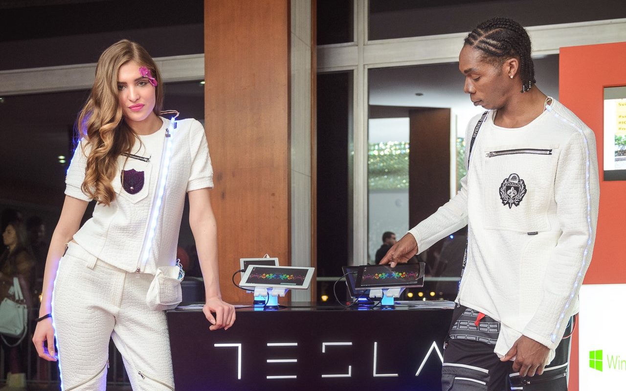 Manekeni-u-modelima-Bate-Spasojevića-za-pultom-Tesla-tableta